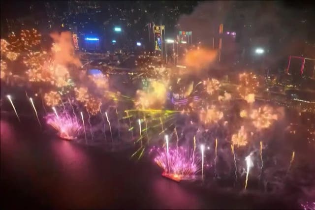 <p>Hong Kong wita Nowy Rok największym w historii miasta pokazem sztucznych ogni.</p>